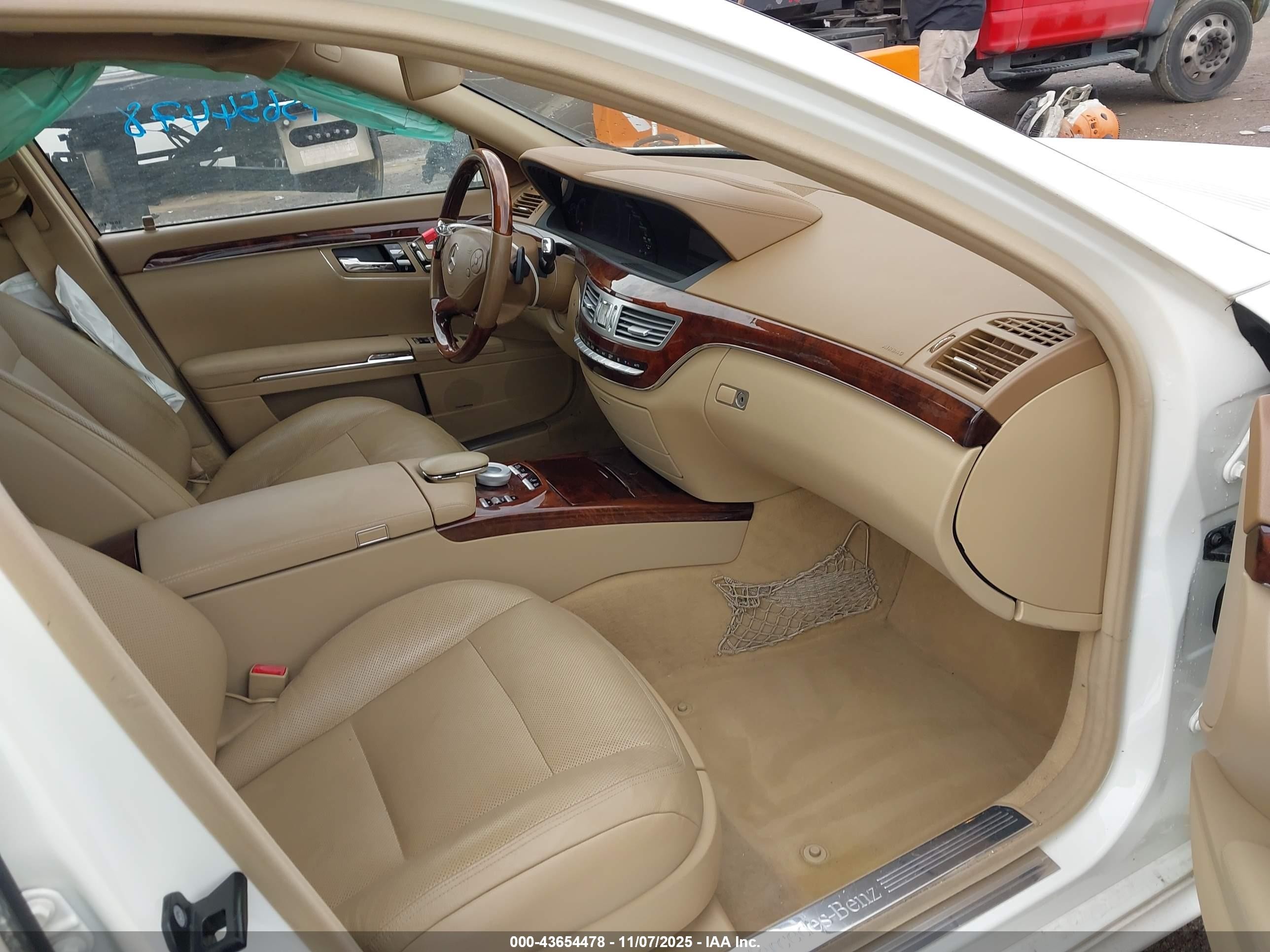 2010 Mercedes-benz S 550   White vin: WDDNG7BB7AA296208