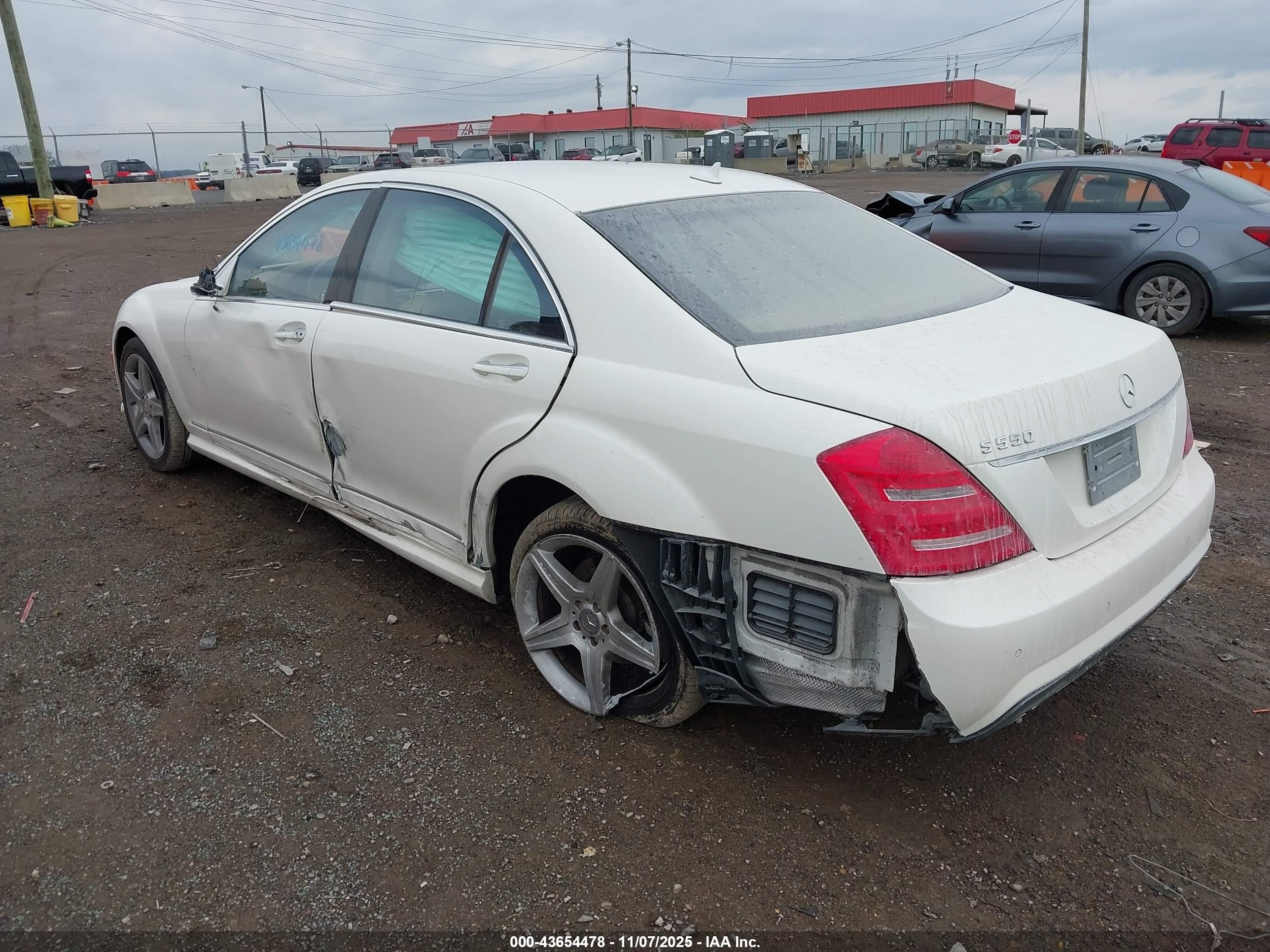 2010 Mercedes-benz S 550   White vin: WDDNG7BB7AA296208