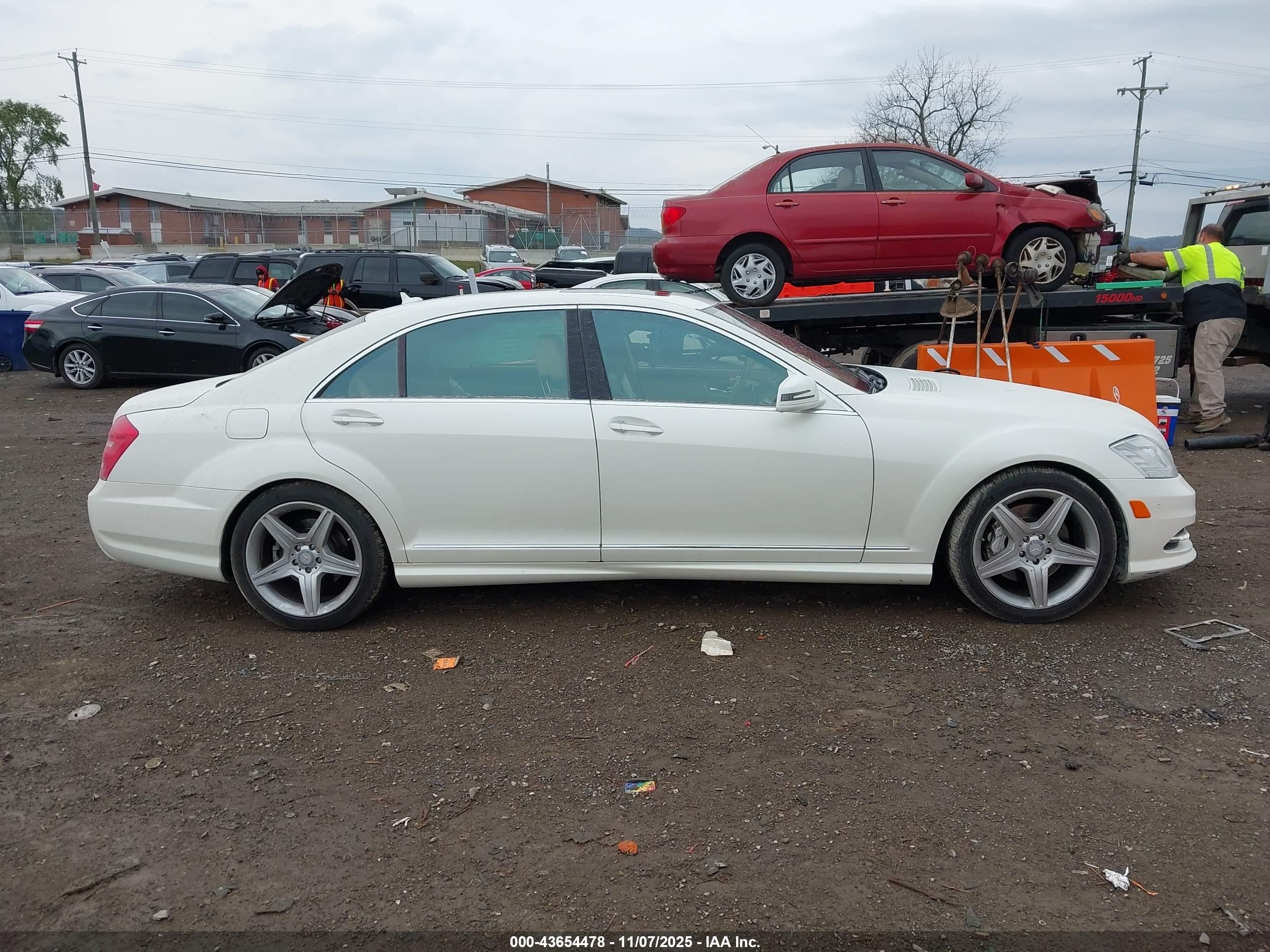 2010 Mercedes-benz S 550   White vin: WDDNG7BB7AA296208