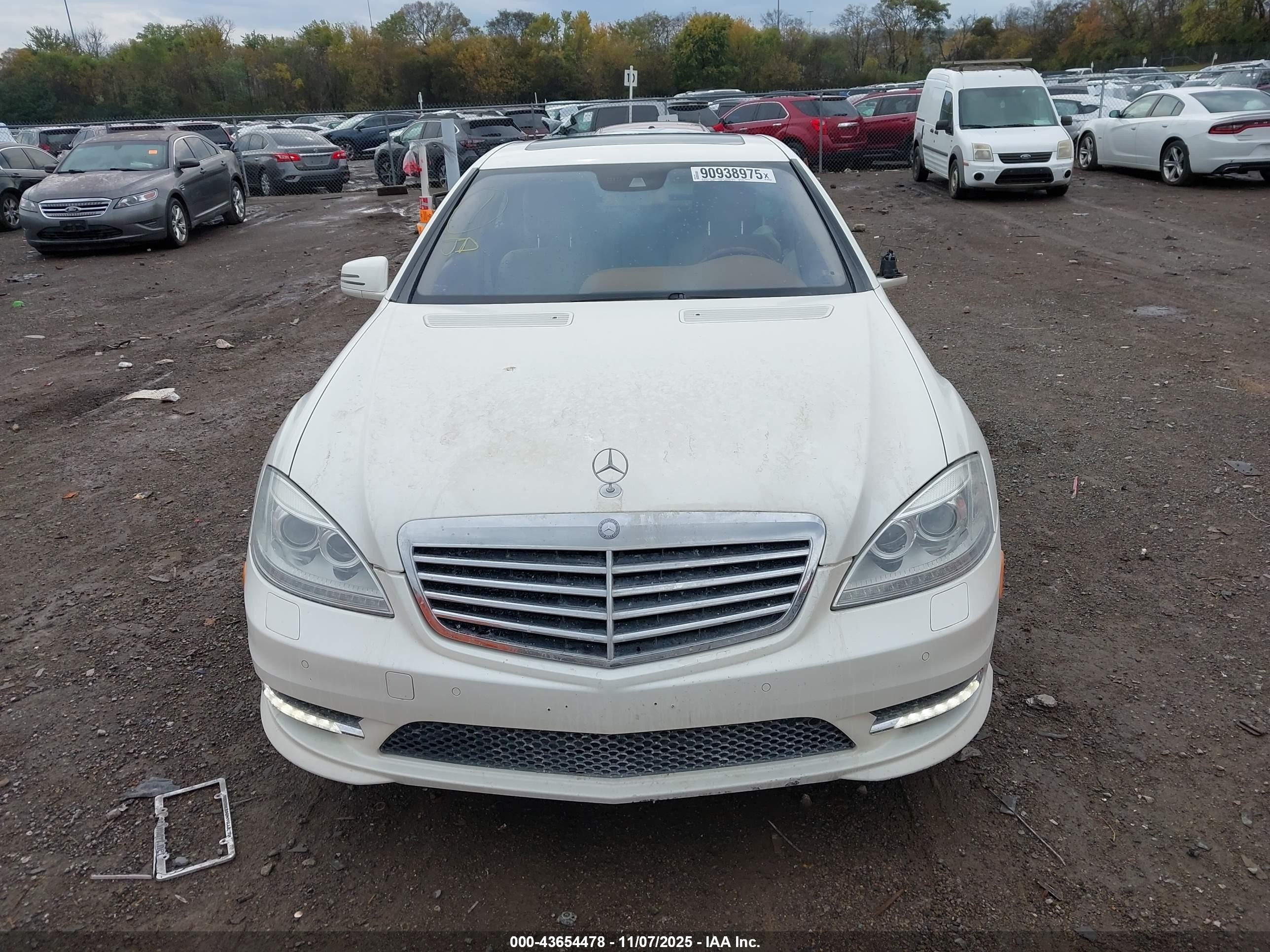 2010 Mercedes-benz S 550   White vin: WDDNG7BB7AA296208