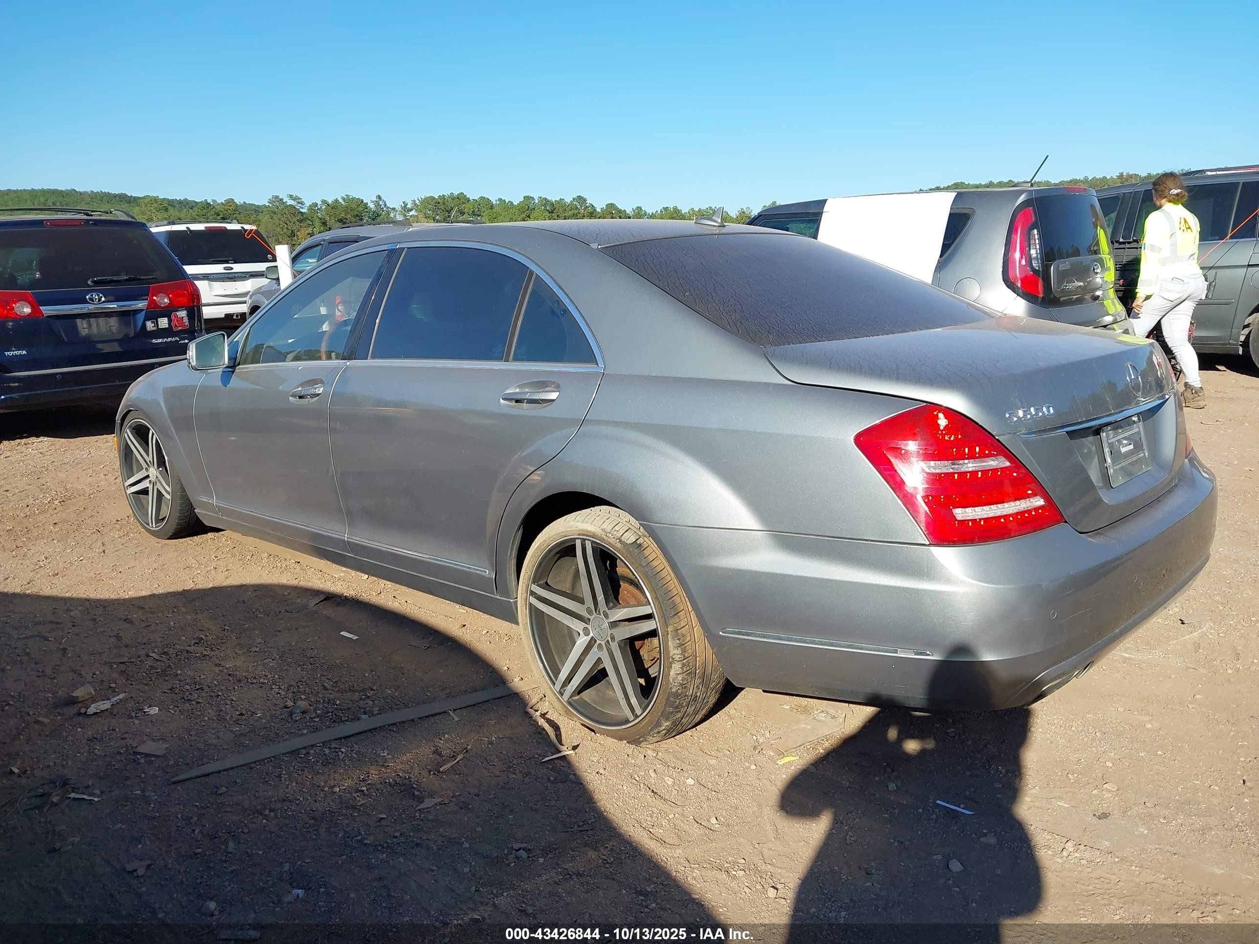 2010 Mercedes-benz S 550   Серебряный vin: WDDNG7BB7AA325979