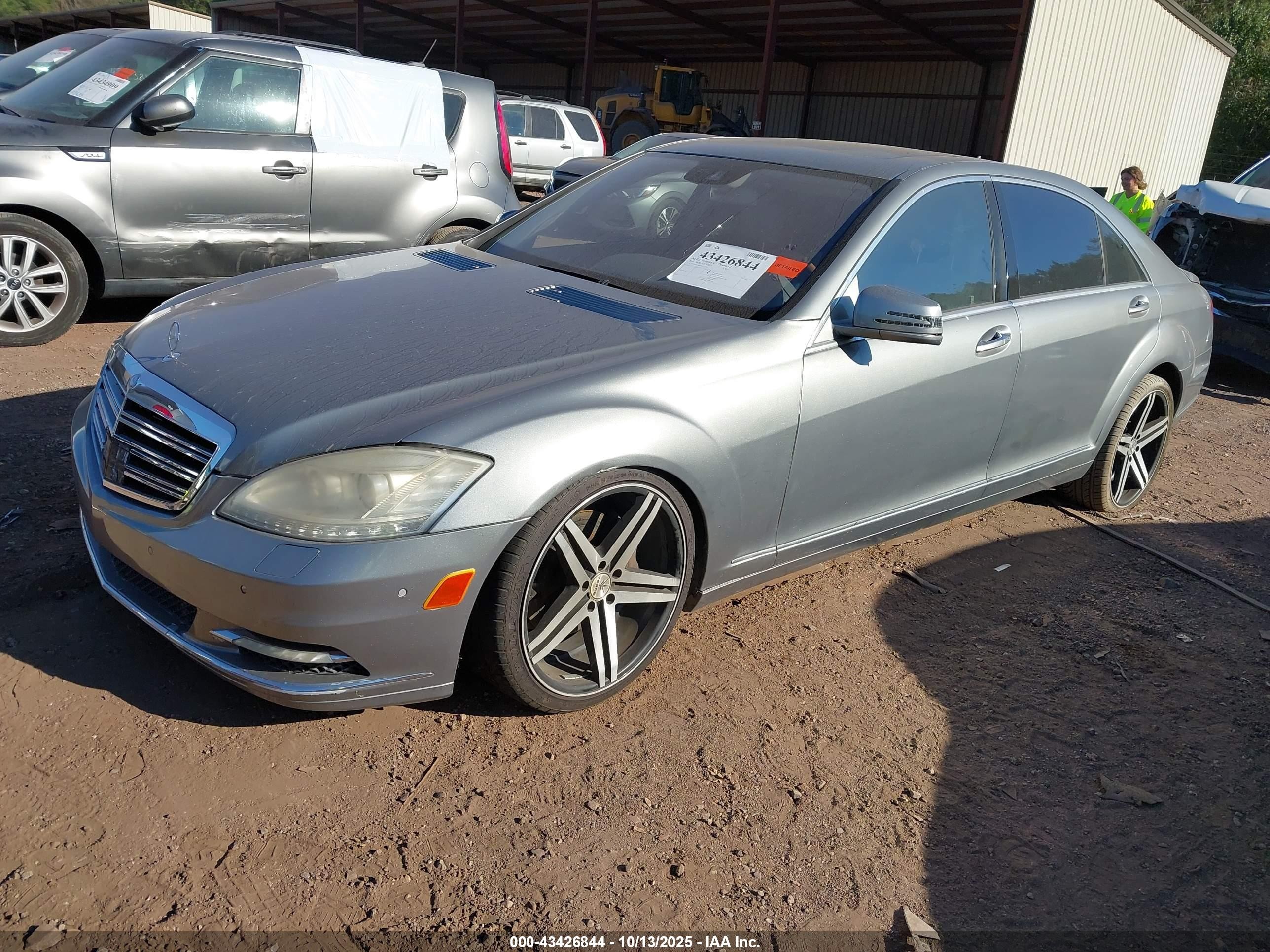 2010 Mercedes-benz S 550   Серебряный vin: WDDNG7BB7AA325979