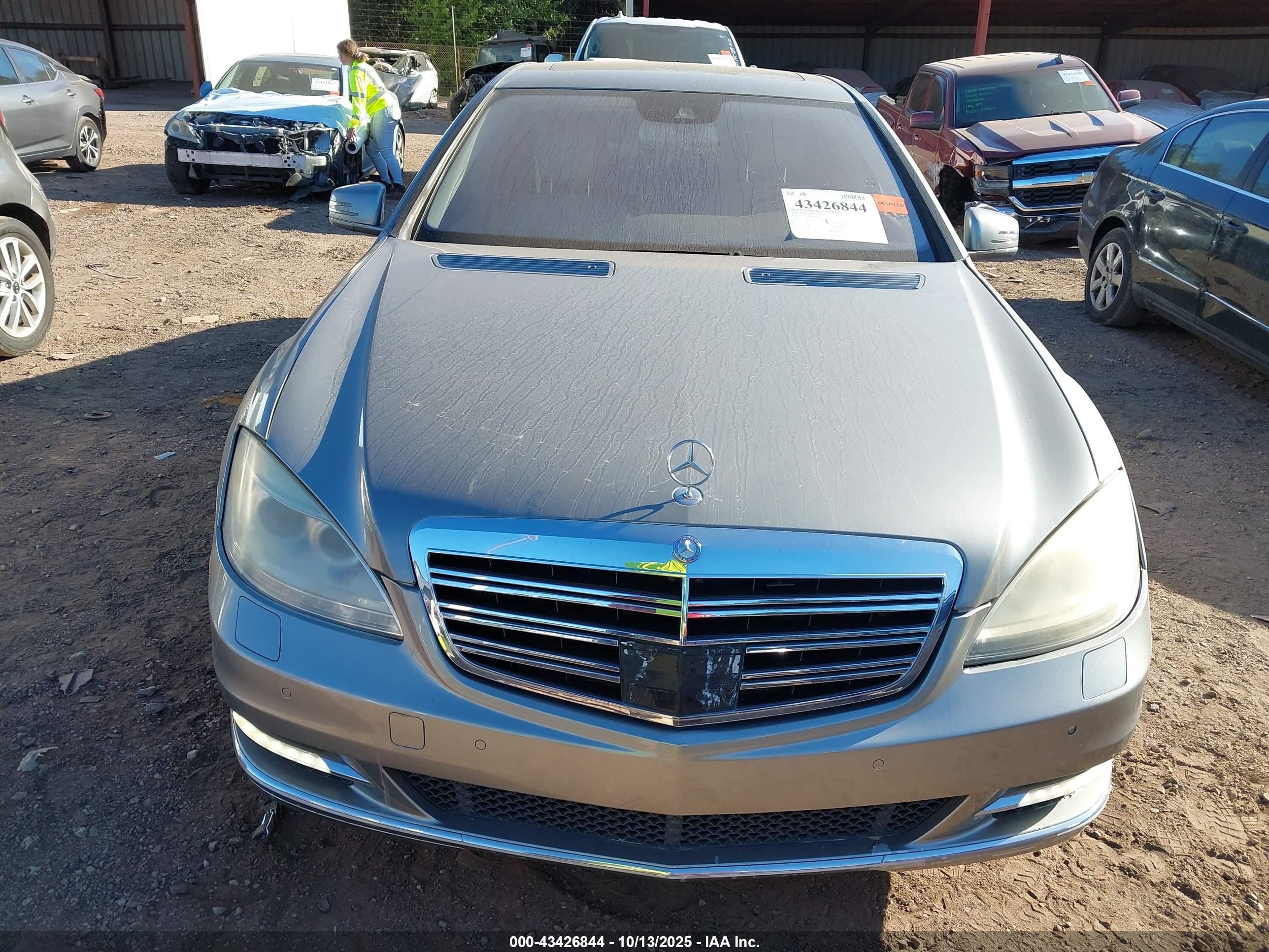 2010 Mercedes-benz S 550   Серебряный vin: WDDNG7BB7AA325979