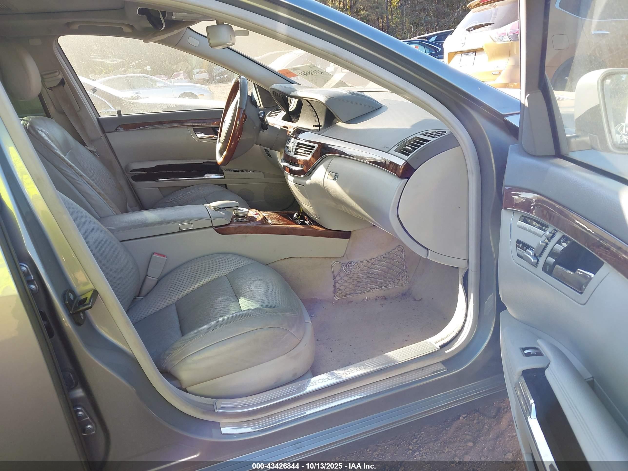 2010 Mercedes-benz S 550   Серебряный vin: WDDNG7BB7AA325979