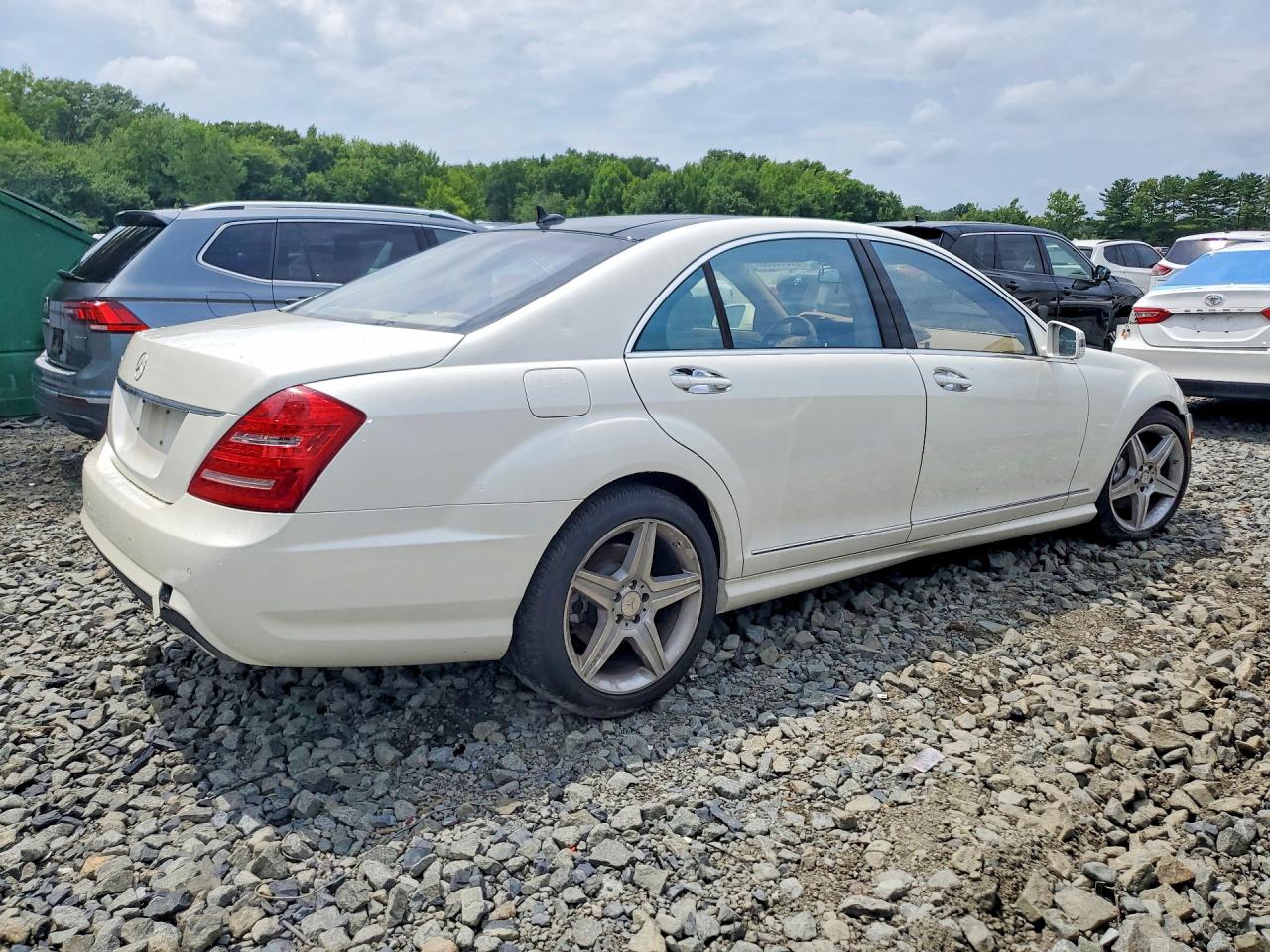 2010 Mercedes-benz S 550 White vin: WDDNG7BB7AA356813