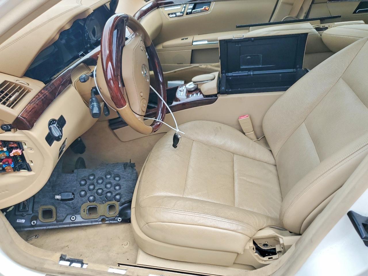 2010 Mercedes-benz S 550 White vin: WDDNG7BB7AA356813