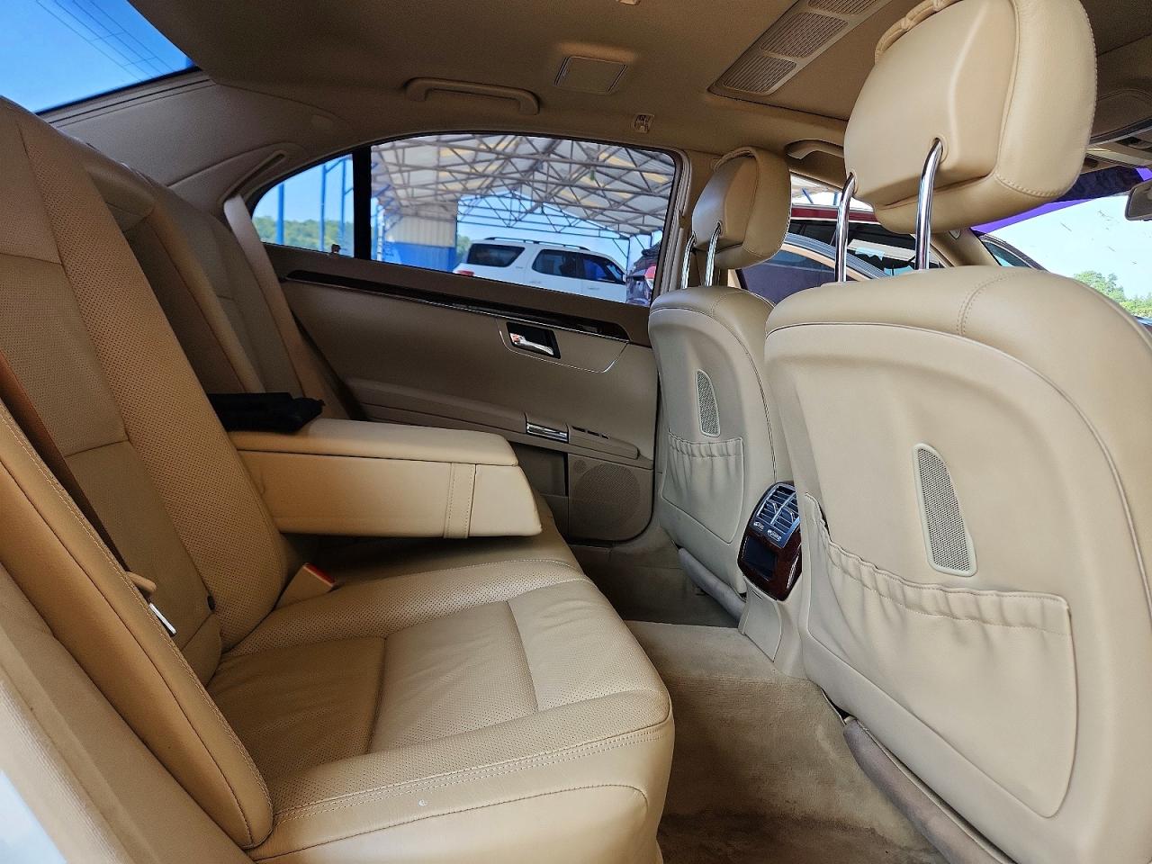 2010 Mercedes-benz S 550 White vin: WDDNG7BB8AA340684