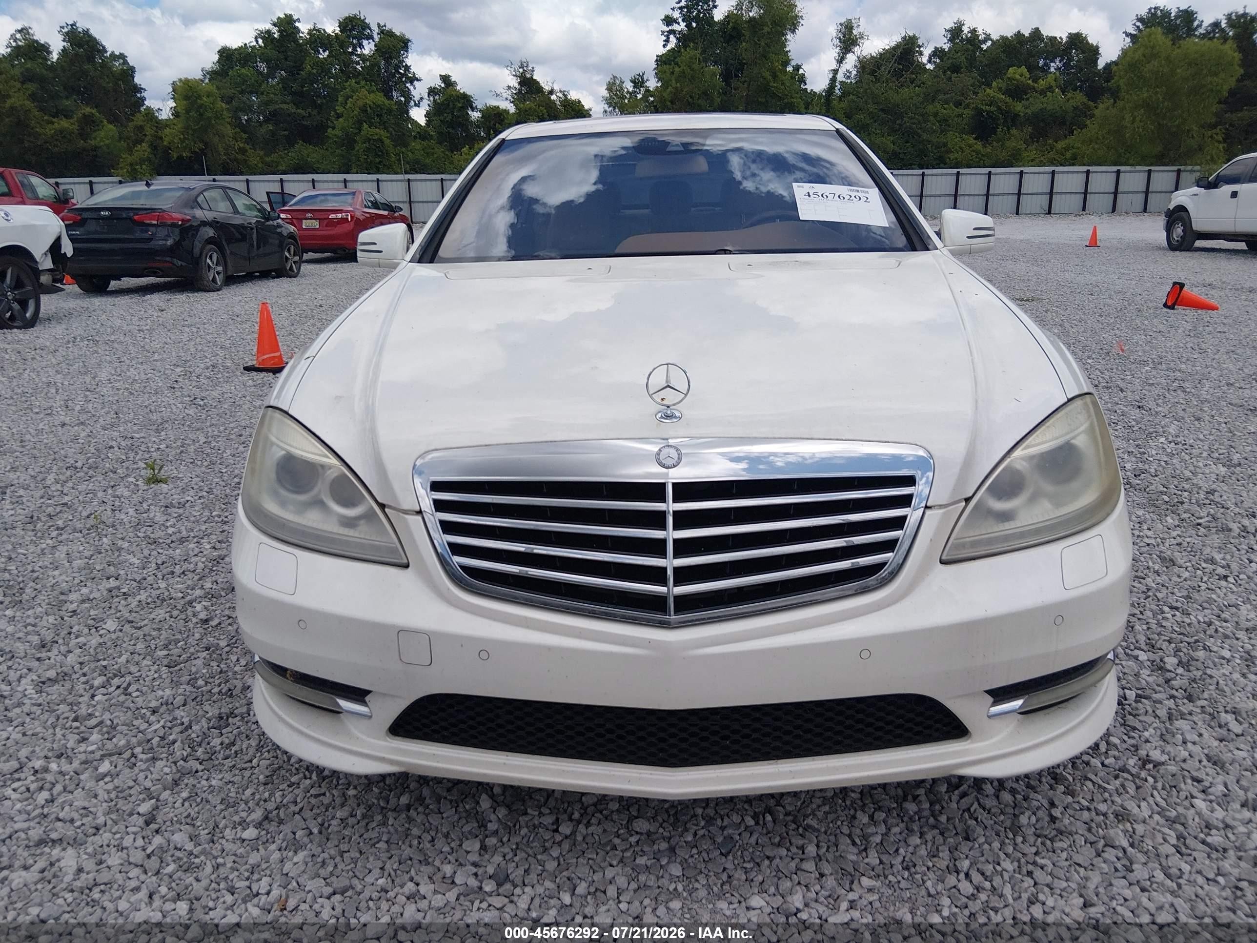 2011 Mercedes-benz S 550   White vin: WDDNG7BB8BA376439