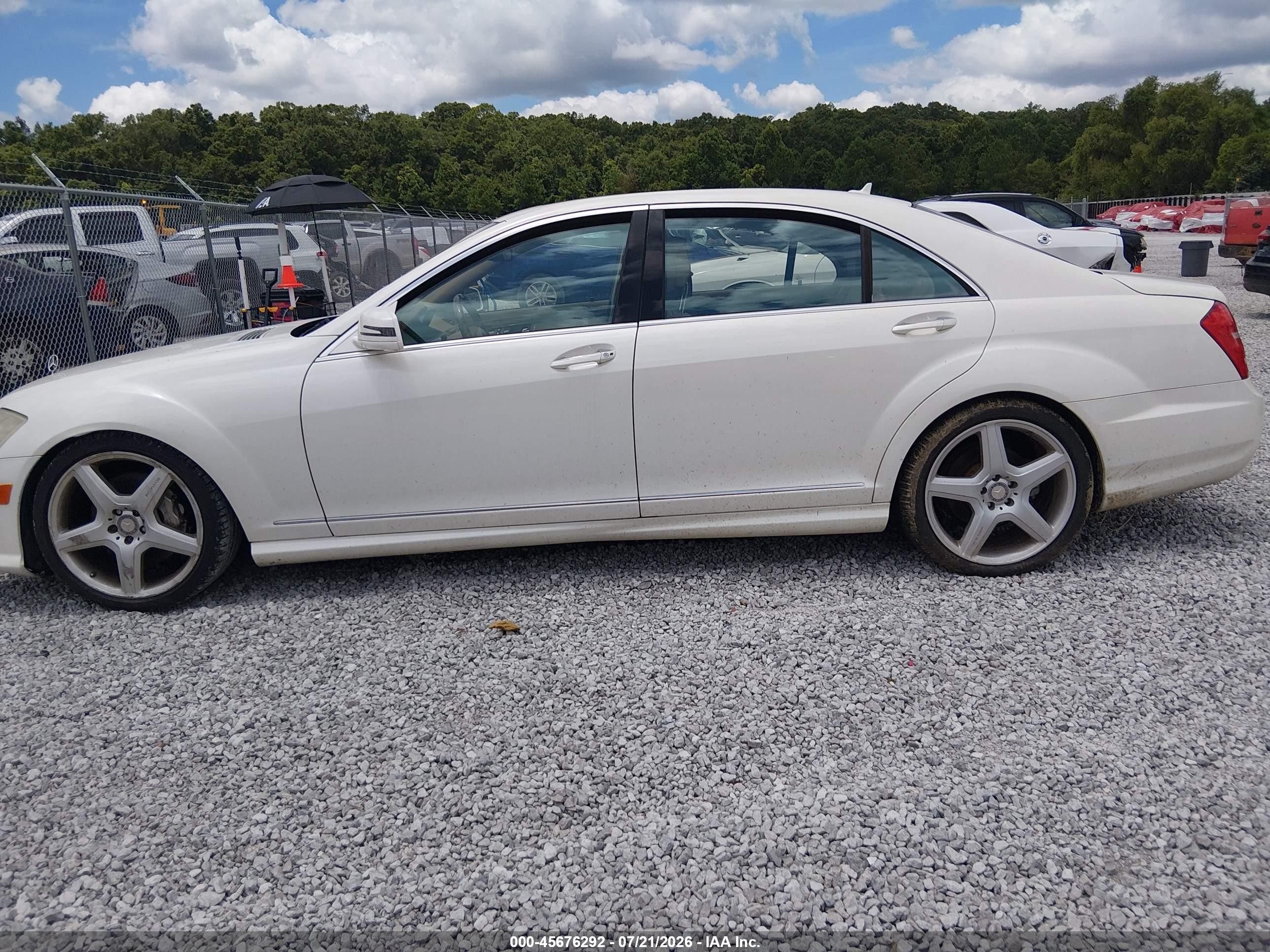 2011 Mercedes-benz S 550   White vin: WDDNG7BB8BA376439