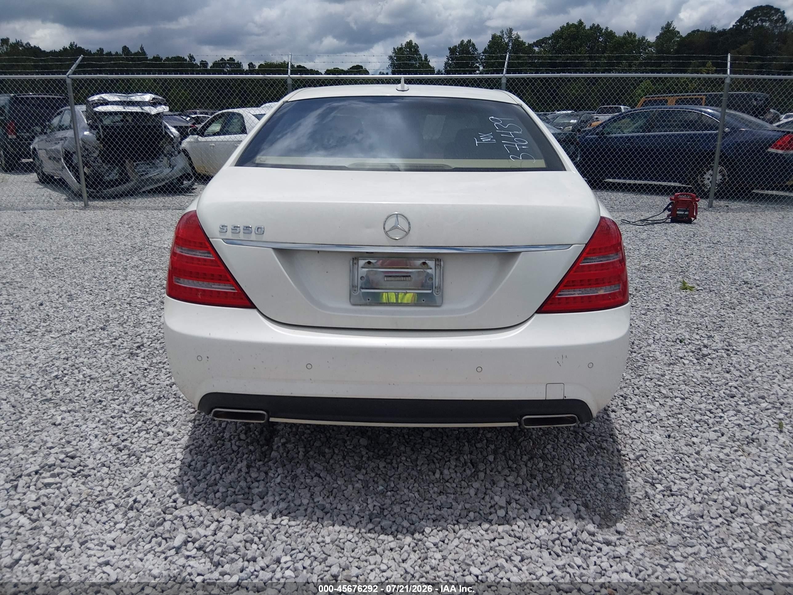 2011 Mercedes-benz S 550   White vin: WDDNG7BB8BA376439