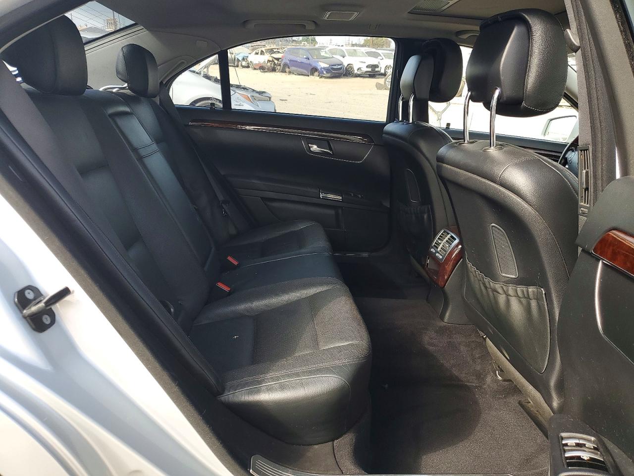 2011 Mercedes-benz S 550 Silver vin: WDDNG7BB8BA386842