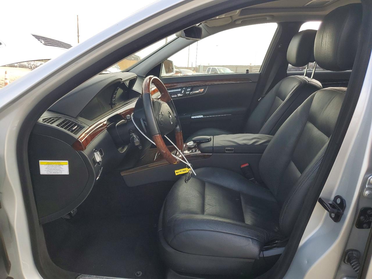 2011 Mercedes-benz S 550 Silver vin: WDDNG7BB8BA386842