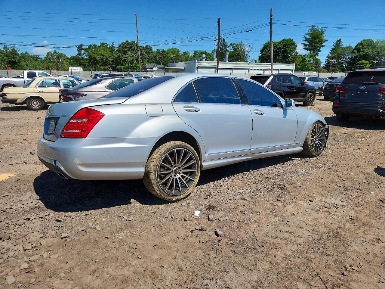 2011 Mercedes-benz S 550 Silver vin: WDDNG7BB9BA368916