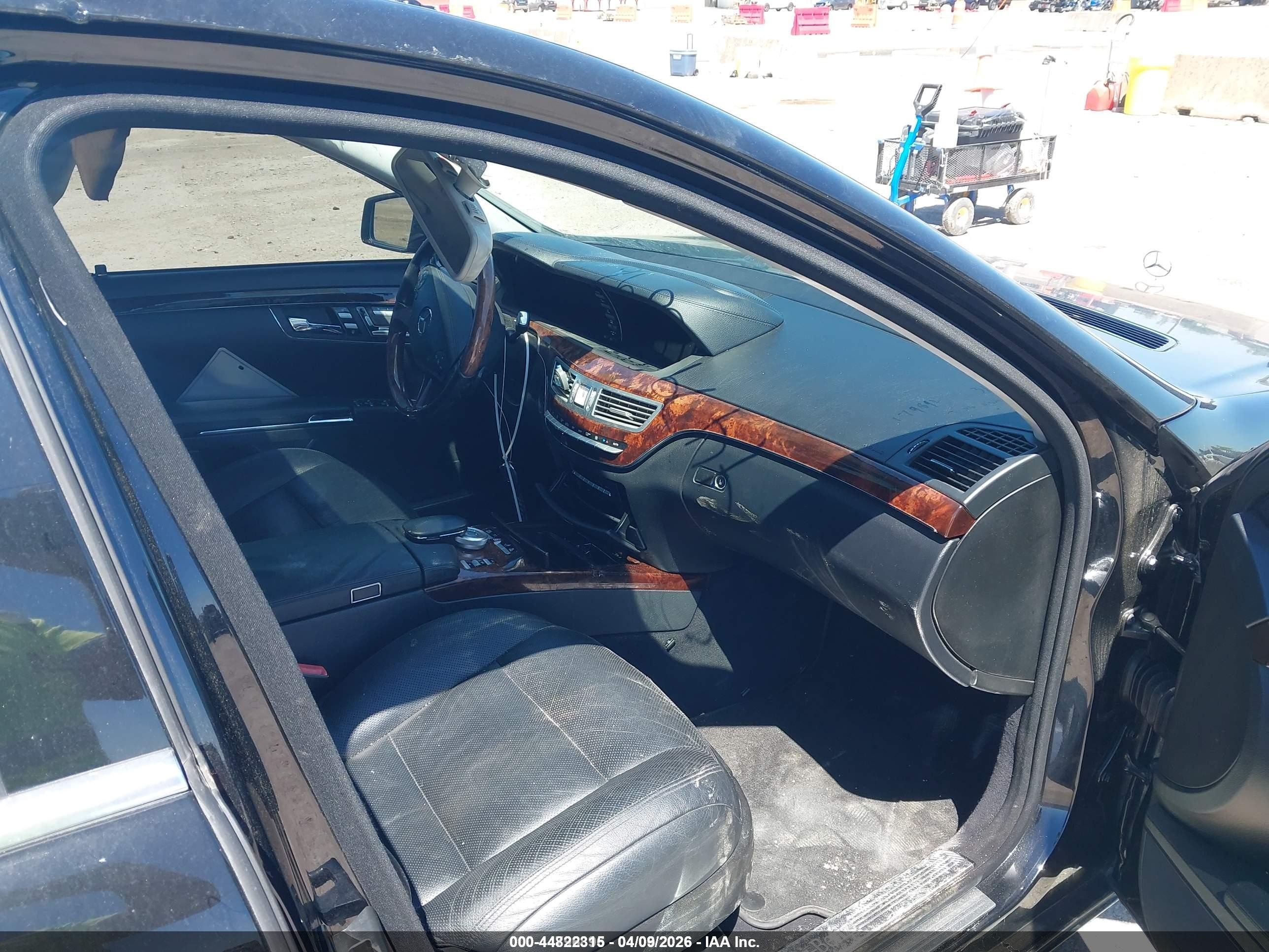 2011 Mercedes-benz S 550   Черный vin: WDDNG7BB9BA386879