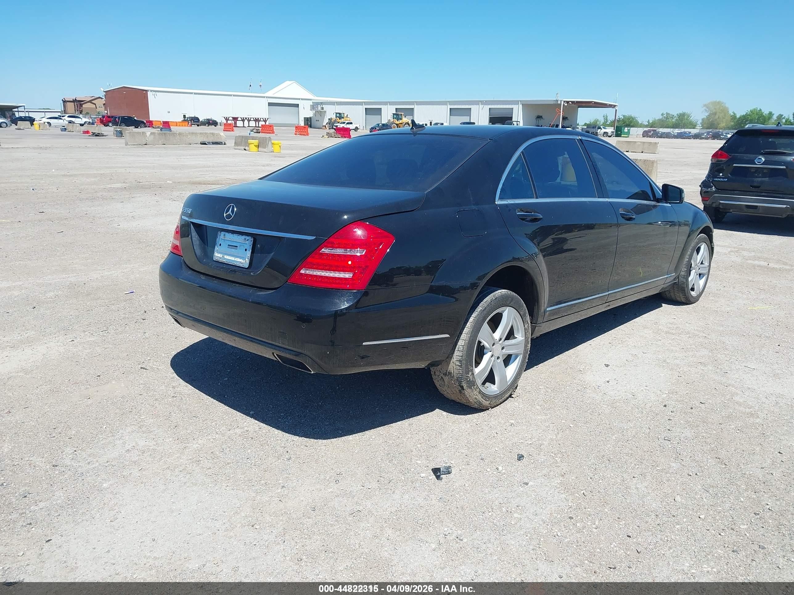 2011 Mercedes-benz S 550   Черный vin: WDDNG7BB9BA386879