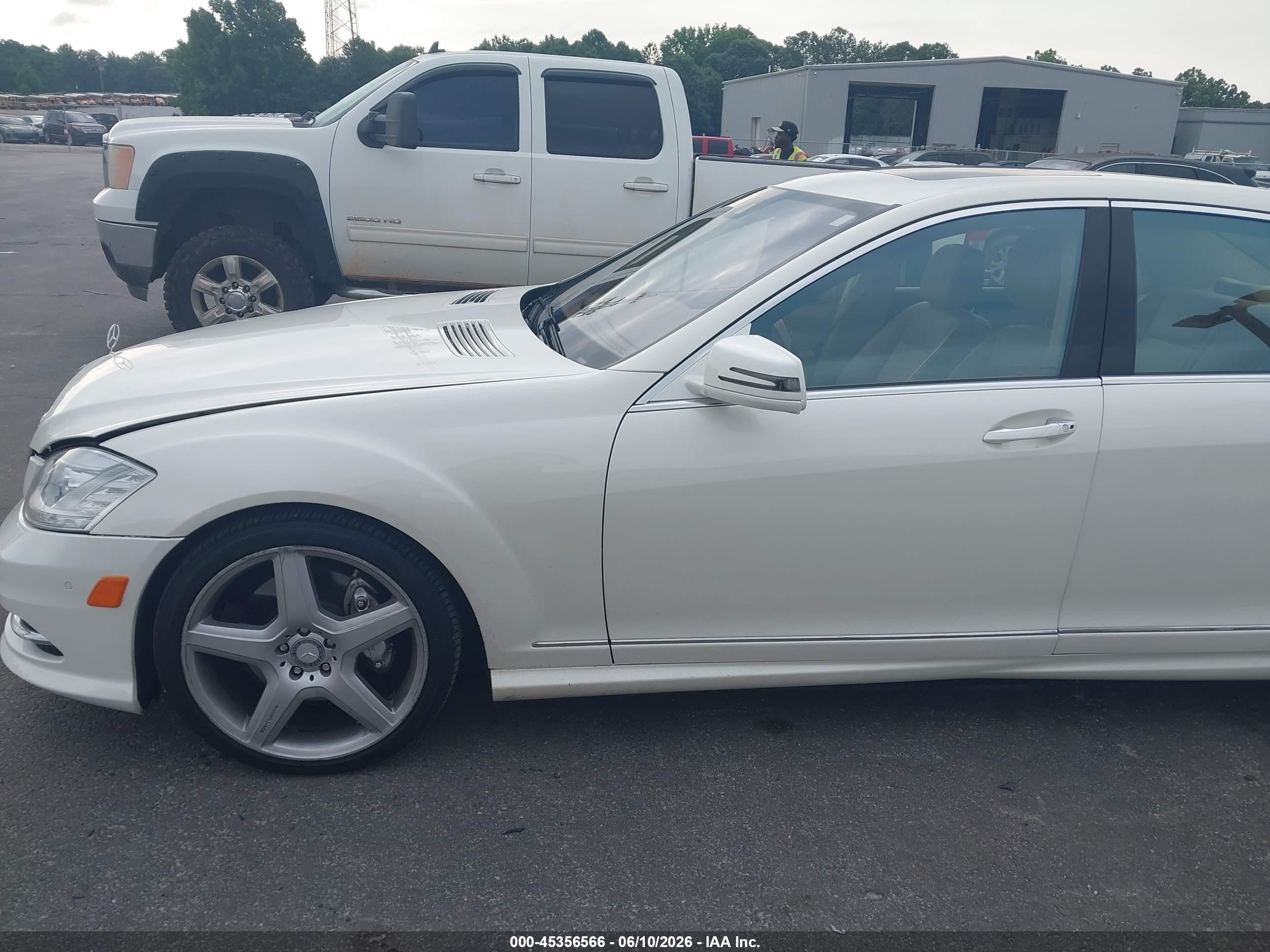 2011 Mercedes-benz S 550 Cream vin: WDDNG7BB9BA402059