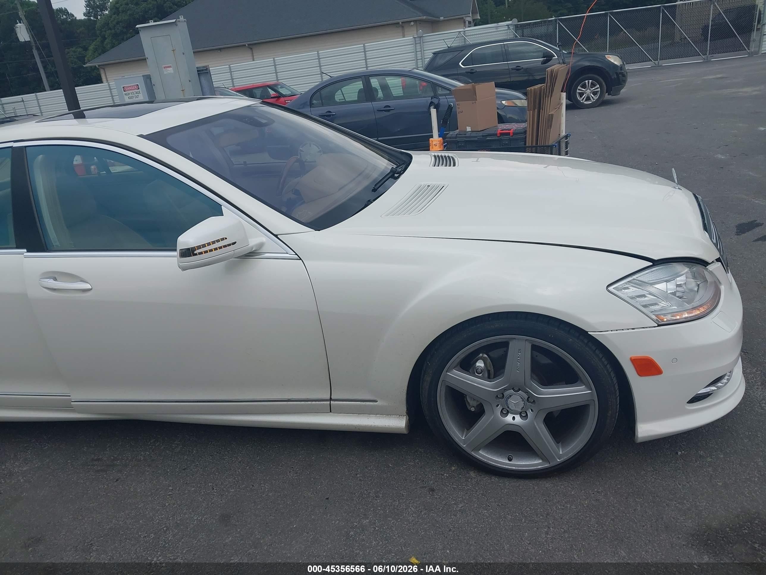 2011 Mercedes-benz S 550 Cream vin: WDDNG7BB9BA402059