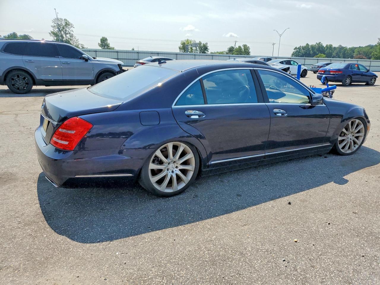 2011 Mercedes-benz S 550 Blue vin: WDDNG7BB9BA407083