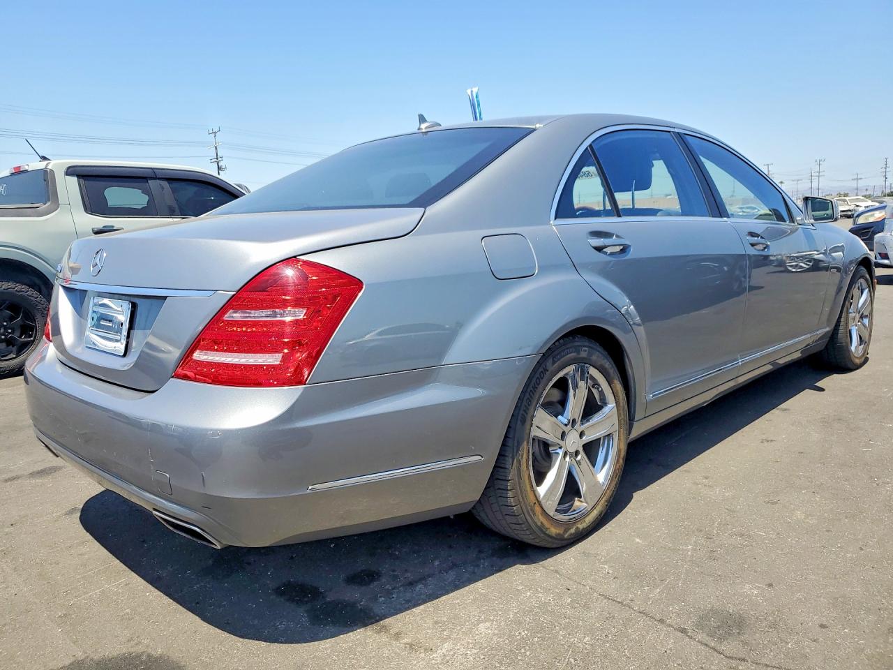 2012 Mercedes-benz S 550 Silver vin: WDDNG7DB1CA490863