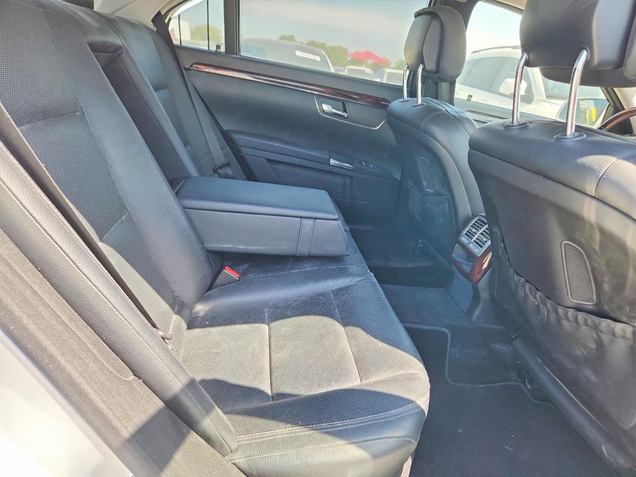 2013 Mercedes-benz S 550 Silver vin: WDDNG7DB1DA519876