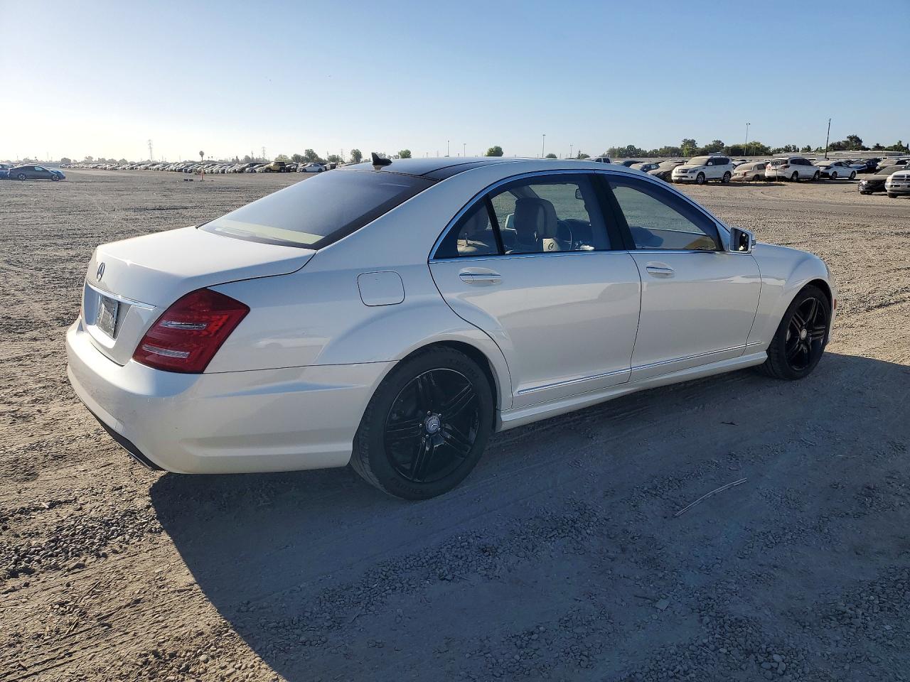 2013 Mercedes-benz S 550 Белый vin: WDDNG7DB2DA503881