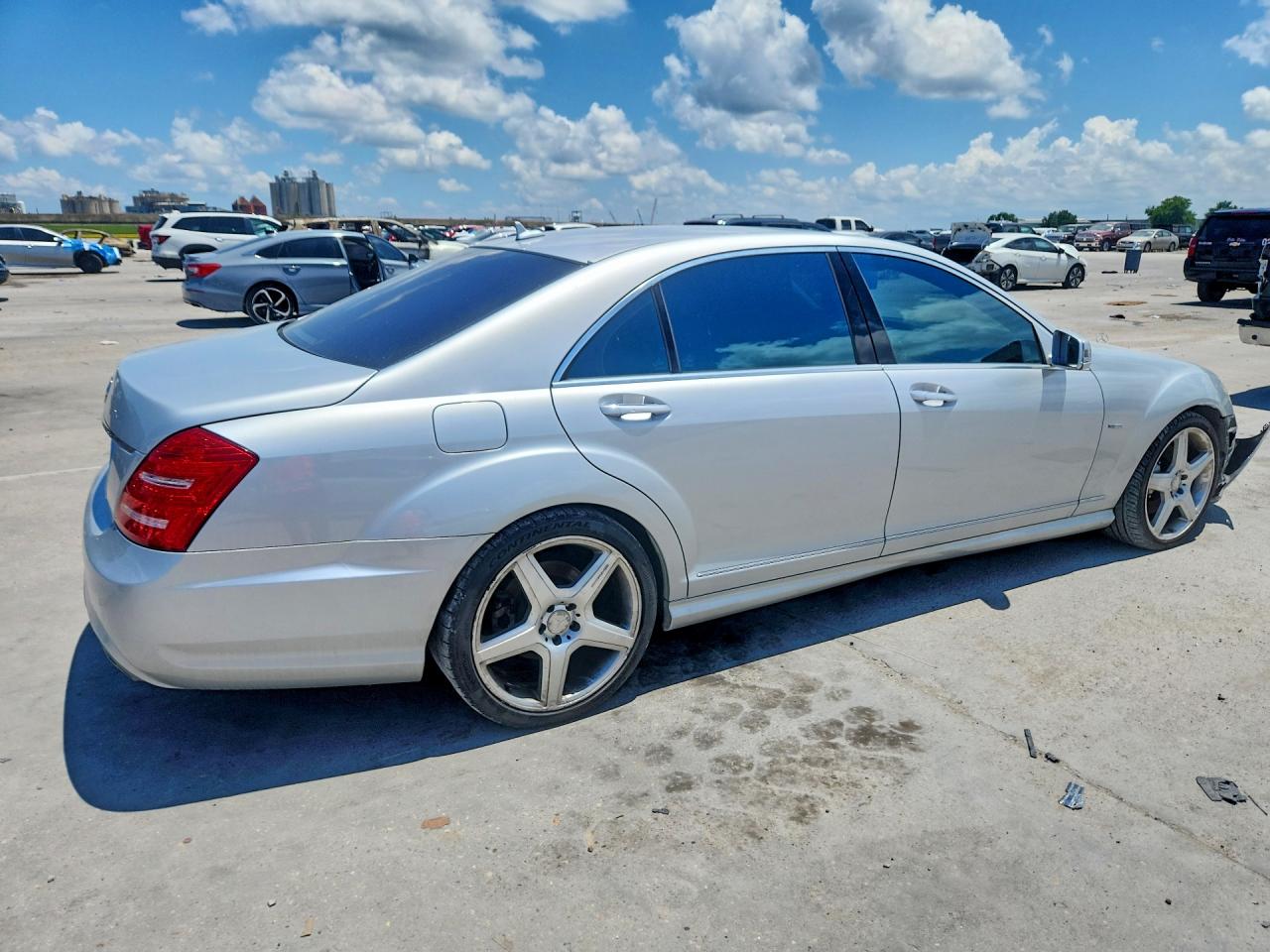 2012 Mercedes-benz S 550 Silver vin: WDDNG7DB3CA432317