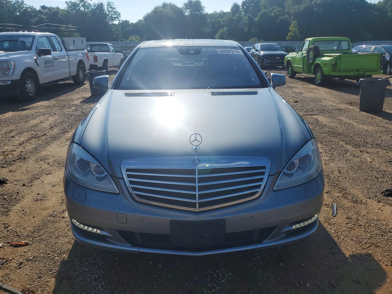 2012 Mercedes-benz S 550 Gray vin: WDDNG7DB5CA466159