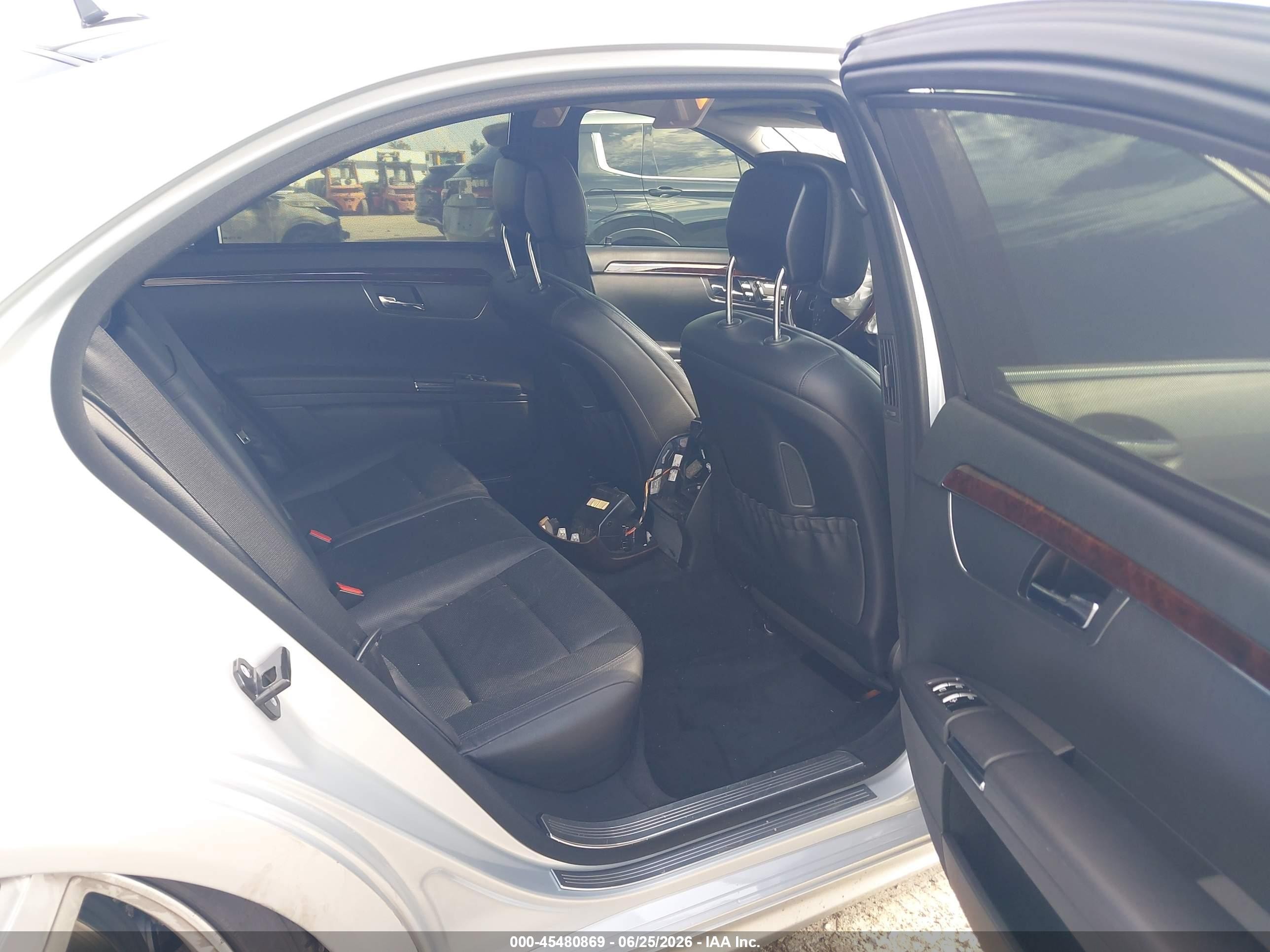 2013 Mercedes-benz S 550 Silver vin: WDDNG7DB7DA533782