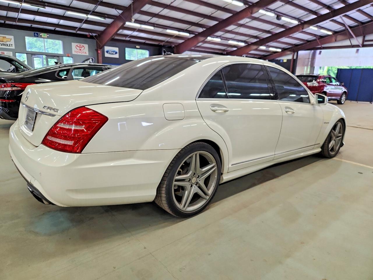 2011 Mercedes-benz S 63 Amg White vin: WDDNG7EB6BA381828