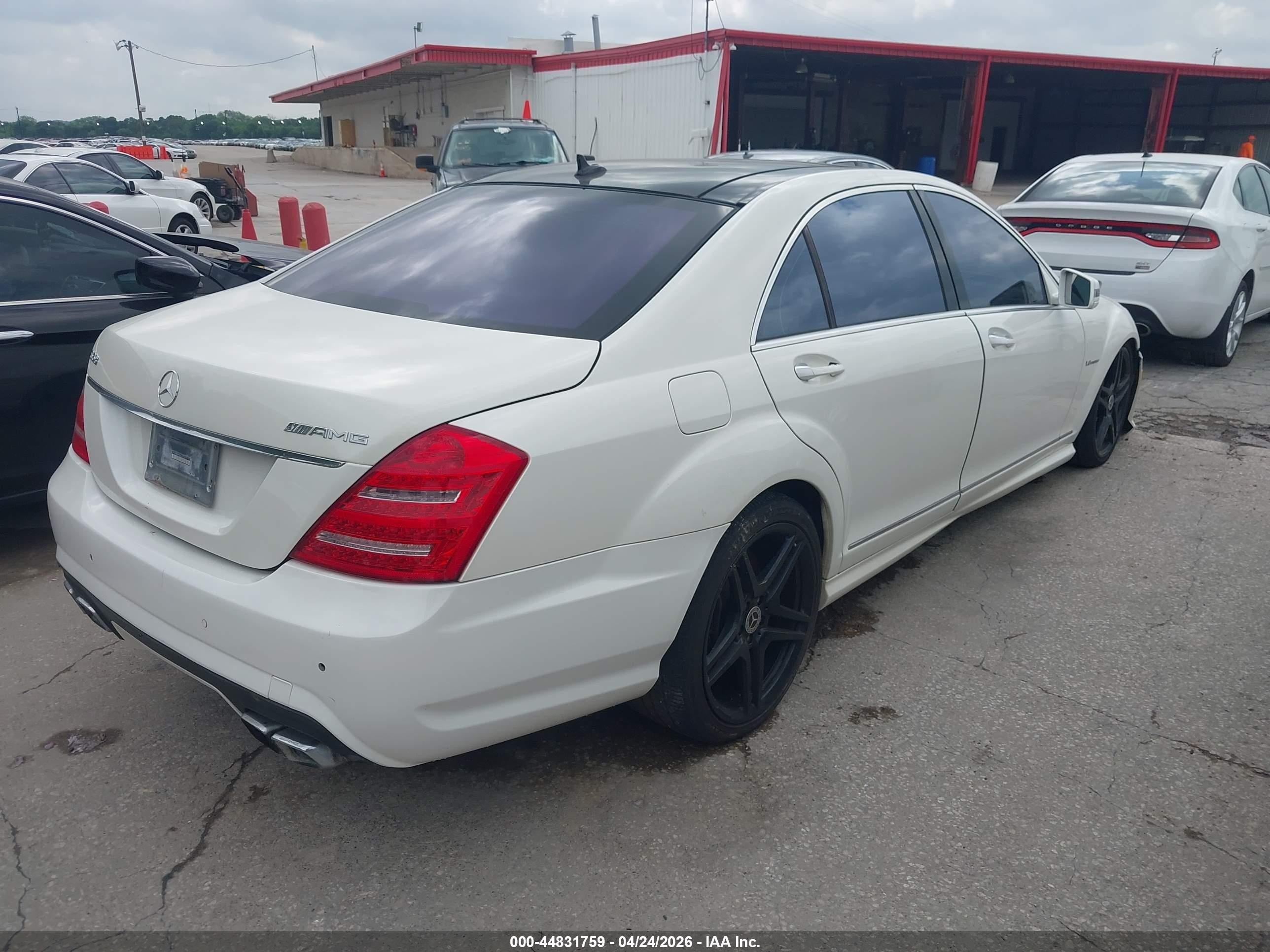 2011 Mercedes-benz S 63 Amg   Белый vin: WDDNG7EB8BA377389