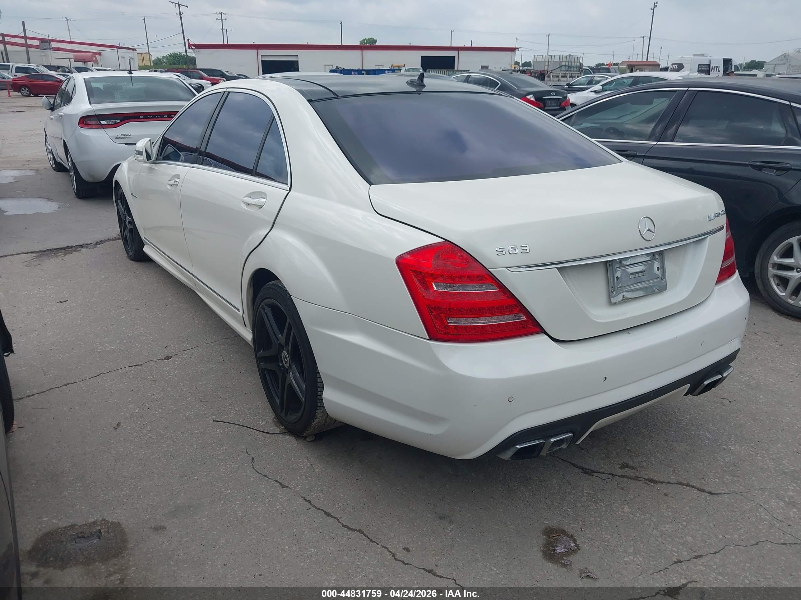 2011 Mercedes-benz S 63 Amg   Белый vin: WDDNG7EB8BA377389