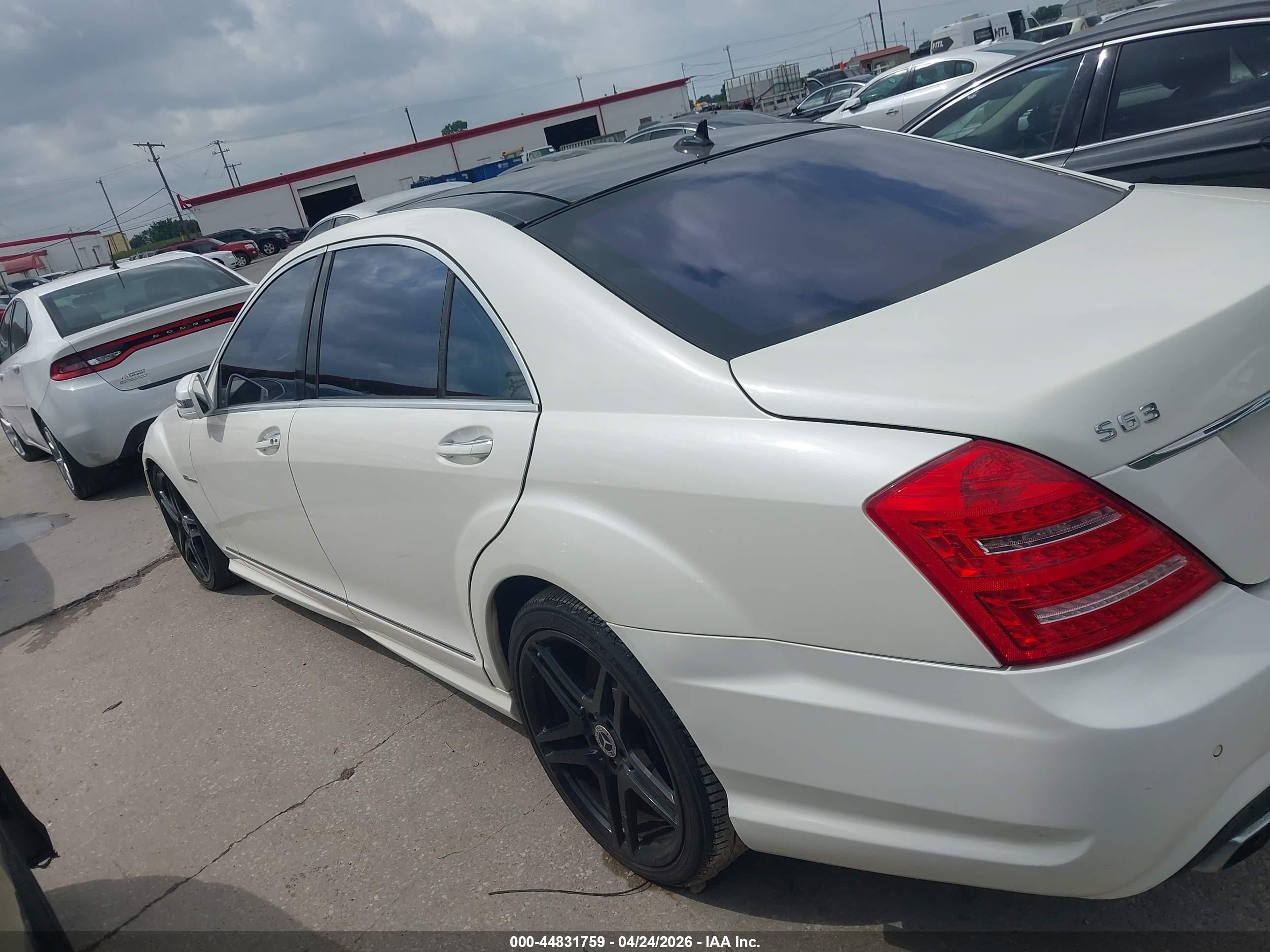 2011 Mercedes-benz S 63 Amg   Белый vin: WDDNG7EB8BA377389