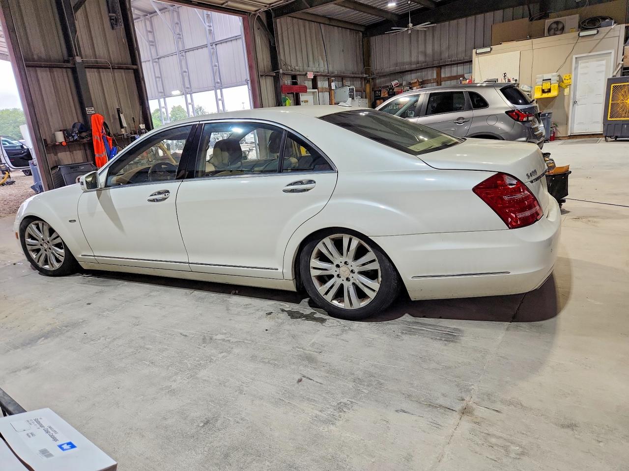 2010 Mercedes-benz S 400 White vin: WDDNG9FB3AA302155