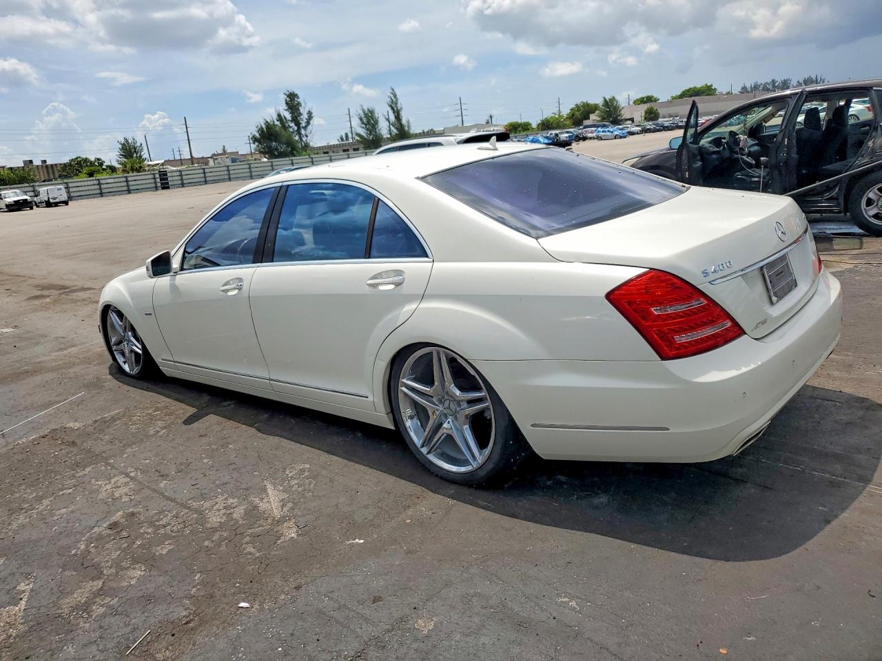2010 Mercedes-benz S 400 White vin: WDDNG9FB3AA302186
