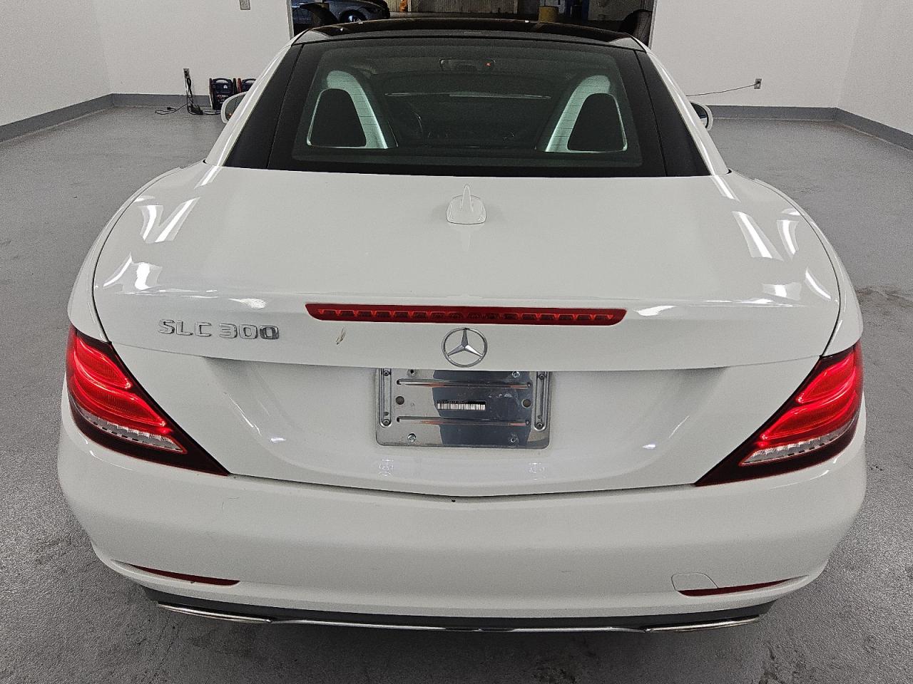 2018 Mercedes-benz Slc 300 White vin: WDDPK3JA1JF155470