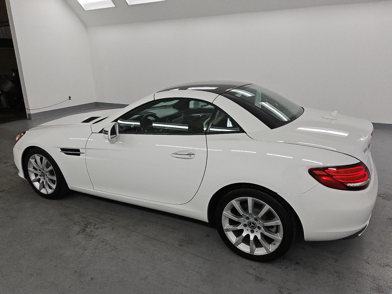 2018 Mercedes-benz Slc 300 White vin: WDDPK3JA1JF155470