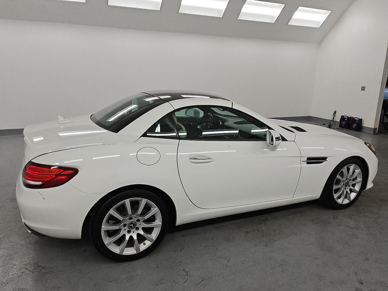 2018 Mercedes-benz Slc 300 White vin: WDDPK3JA1JF155470