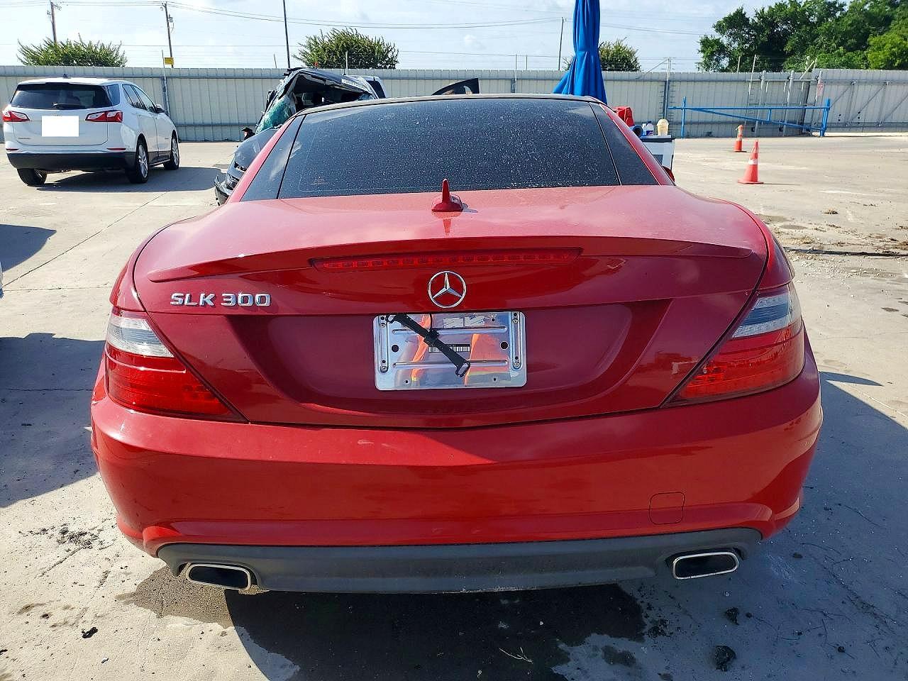 2016 Mercedes-benz Slk 300 Red vin: WDDPK3JA6GF124031