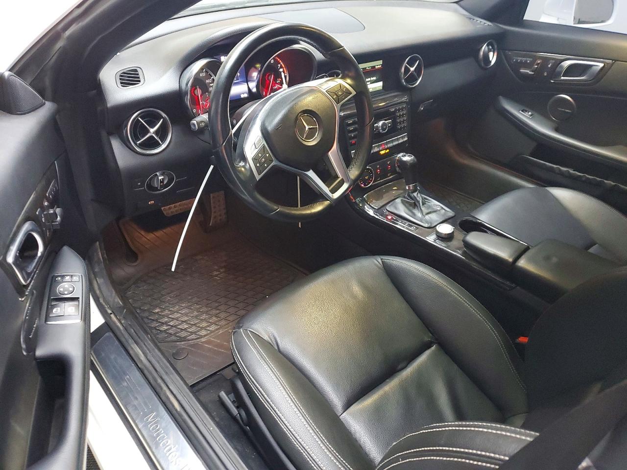 2015 Mercedes-benz Slk 250 White vin: WDDPK4HA1FF099369