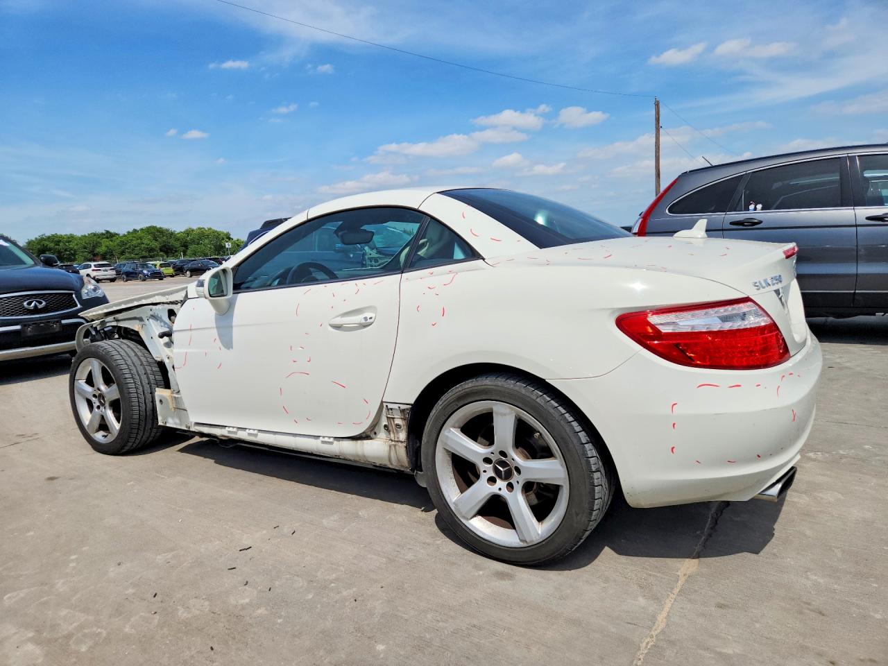 2012 Mercedes-benz Slk 250 White vin: WDDPK4HA5CF046444