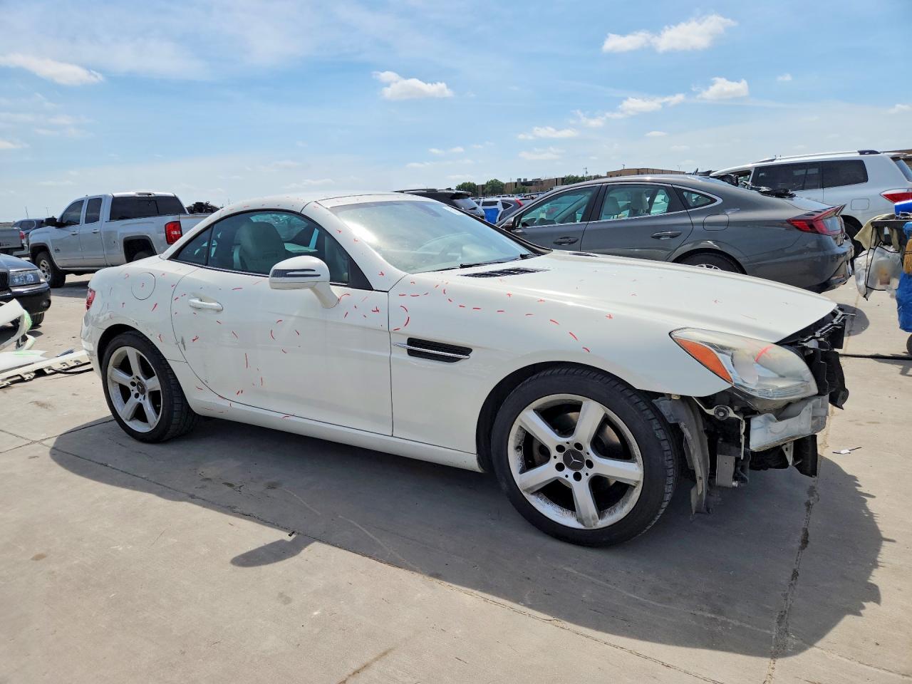 2012 Mercedes-benz Slk 250 White vin: WDDPK4HA5CF046444