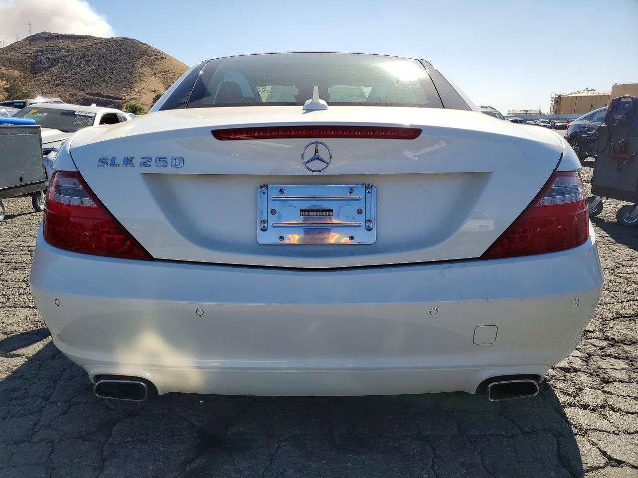 2013 Mercedes-benz Slk 250 White vin: WDDPK4HA9DF061482