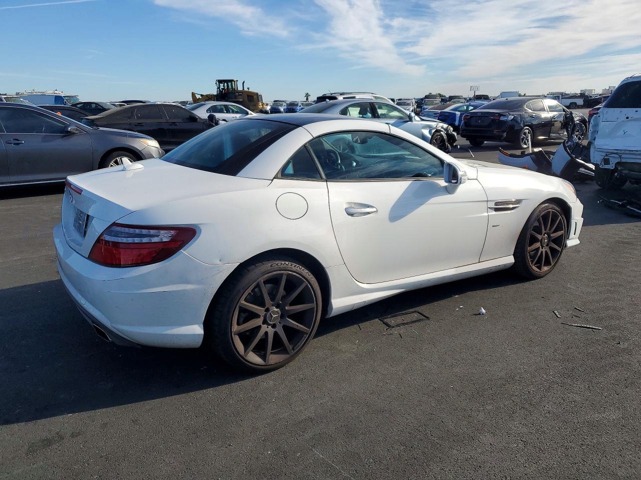2014 Mercedes-benz Slk 250 White vin: WDDPK4HA9EF094757