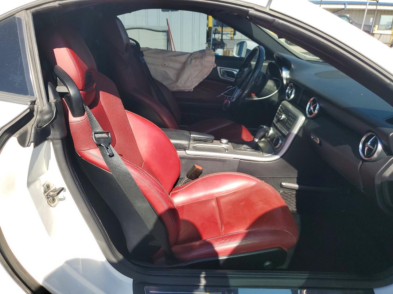 2015 Mercedes-benz Slk 250 White vin: WDDPK4HA9FF103457