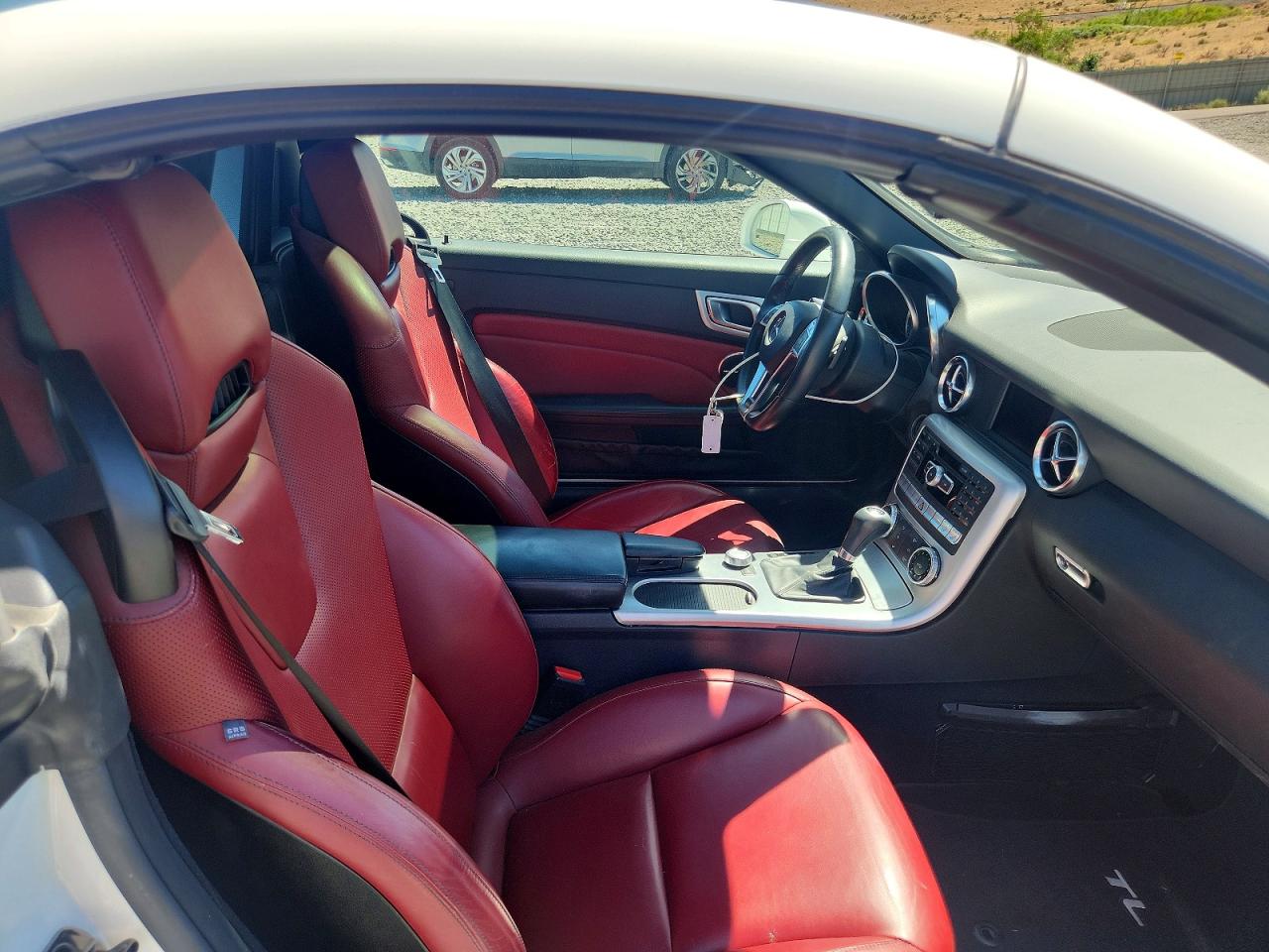 2014 Mercedes-benz Slk 250 White vin: WDDPK4HAXEF086165