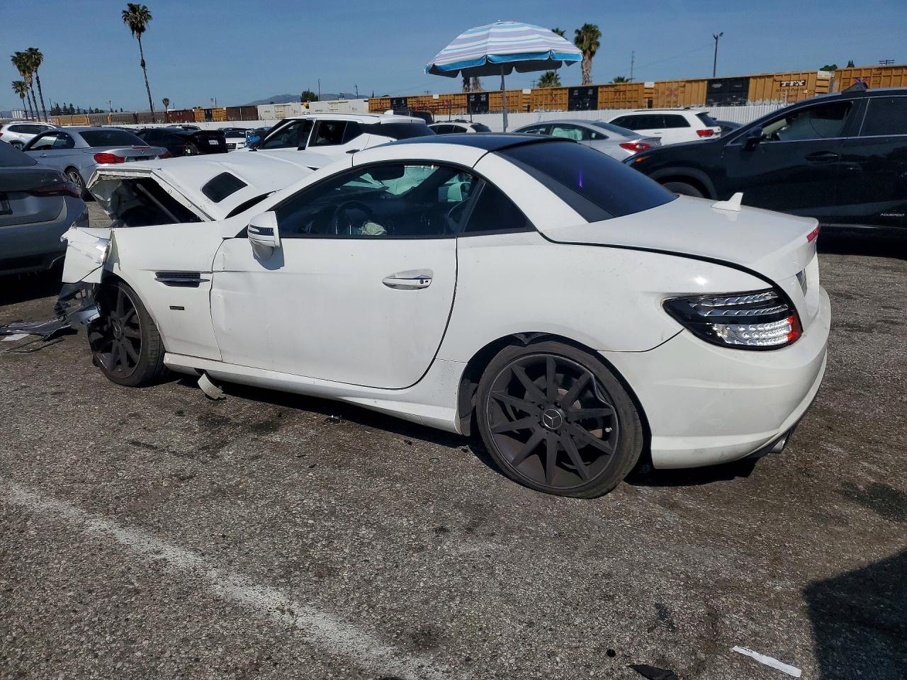 2014 Mercedes-benz Slk 250 White vin: WDDPK4HAXEF095108
