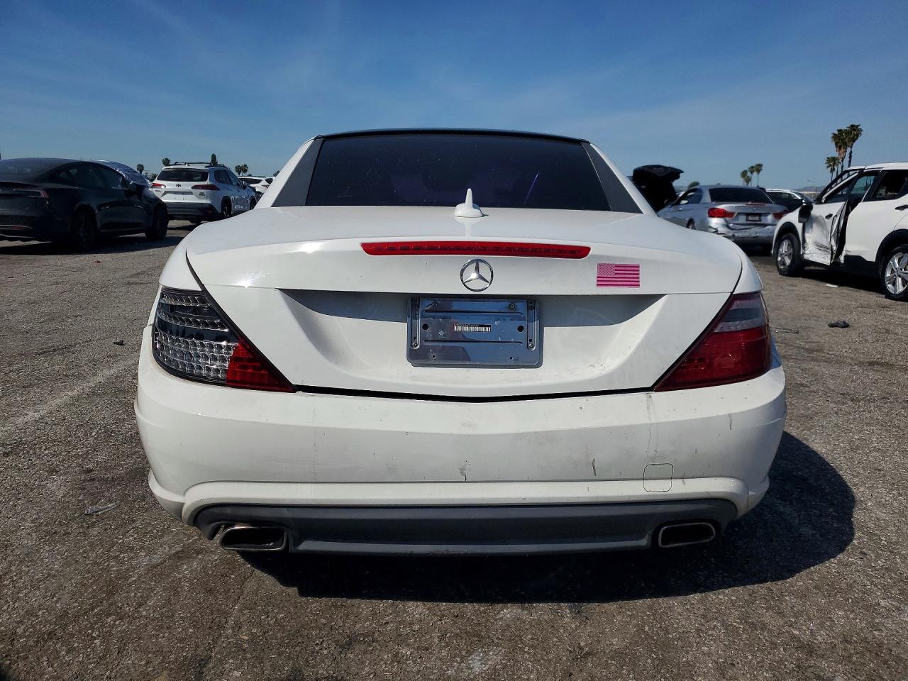 2014 Mercedes-benz Slk 250 White vin: WDDPK4HAXEF095108
