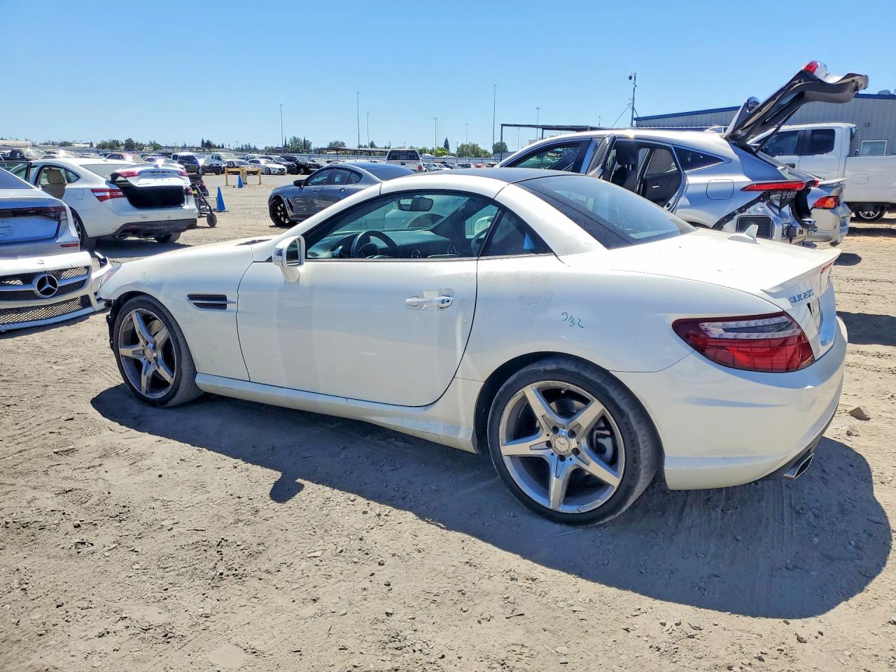 2015 Mercedes-benz Slk 250 White vin: WDDPK4HAXFF102611