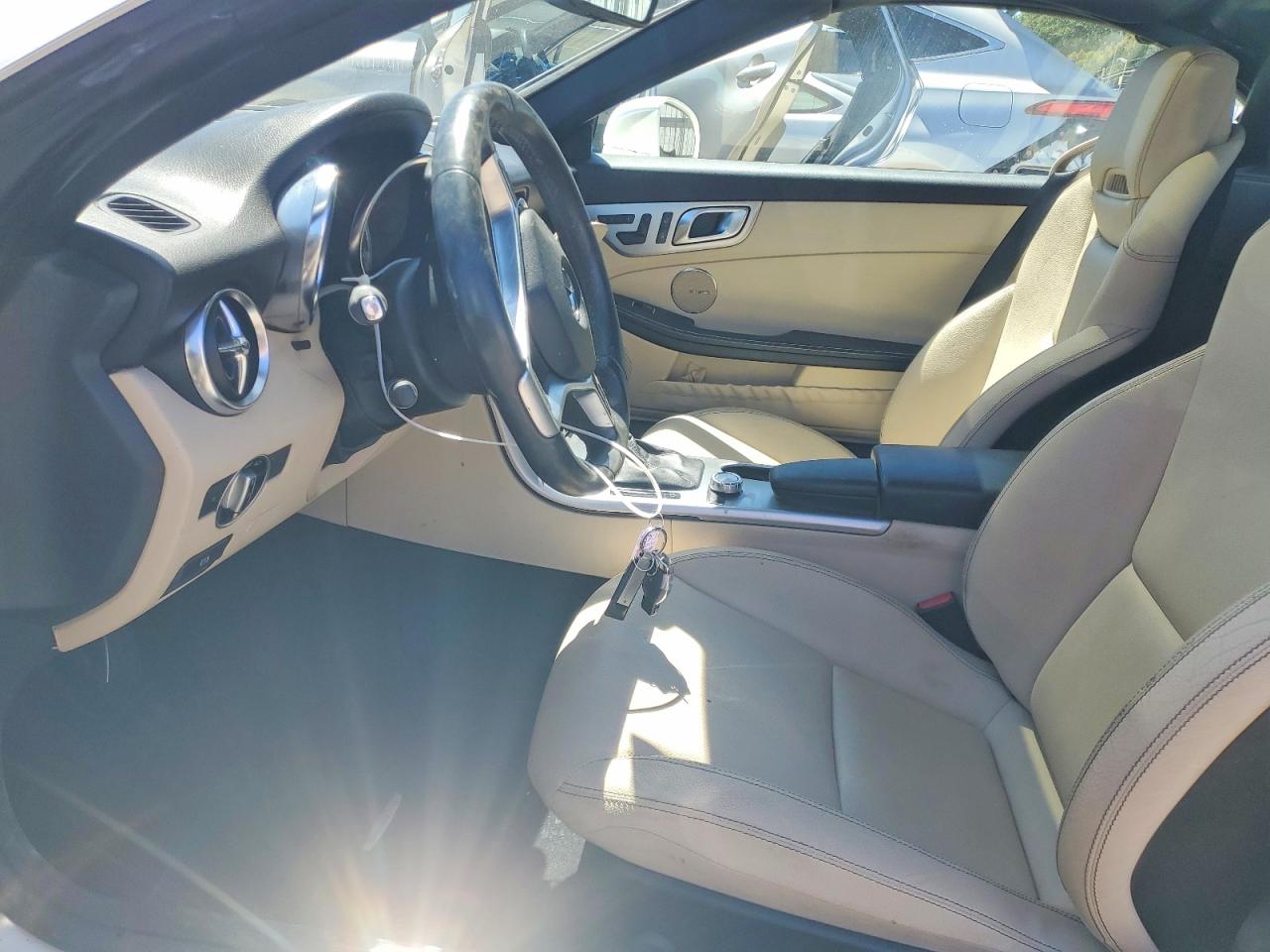2015 Mercedes-benz Slk 250 White vin: WDDPK4HAXFF102611