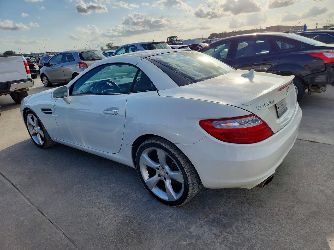 2012 Mercedes Benz Slk 350 White vin: WDDPK5HA1CF038430